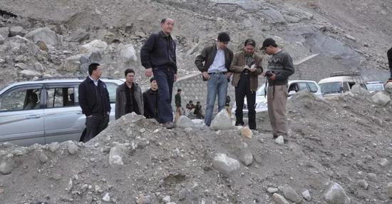  2010��3��31�������i�ʳɶ�ɽ�������ҽM�ڰͻ�˹̹Atabad���ͻ����������_չ��(y��ng)���Ȟ�(z��i)�{(di��o)�飨�DƬ��Դ�������ṩ��