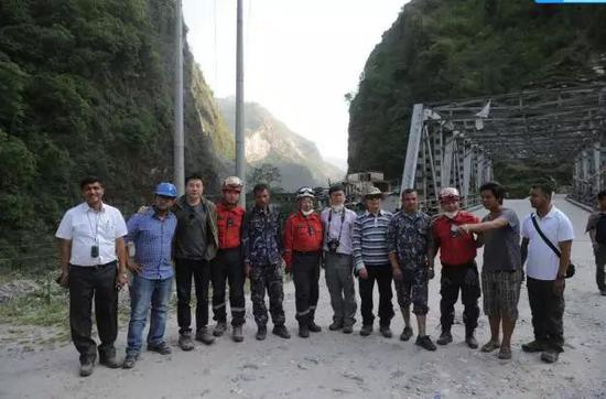 2015��5��4�����п�Ժ�c�Ჴ�����ҽM�ɵ�(li��n)��Ұ�⿼���(du��)�����ṫ·���_(d��)��ڰ��������죨�DƬ��Դ�������ṩ��